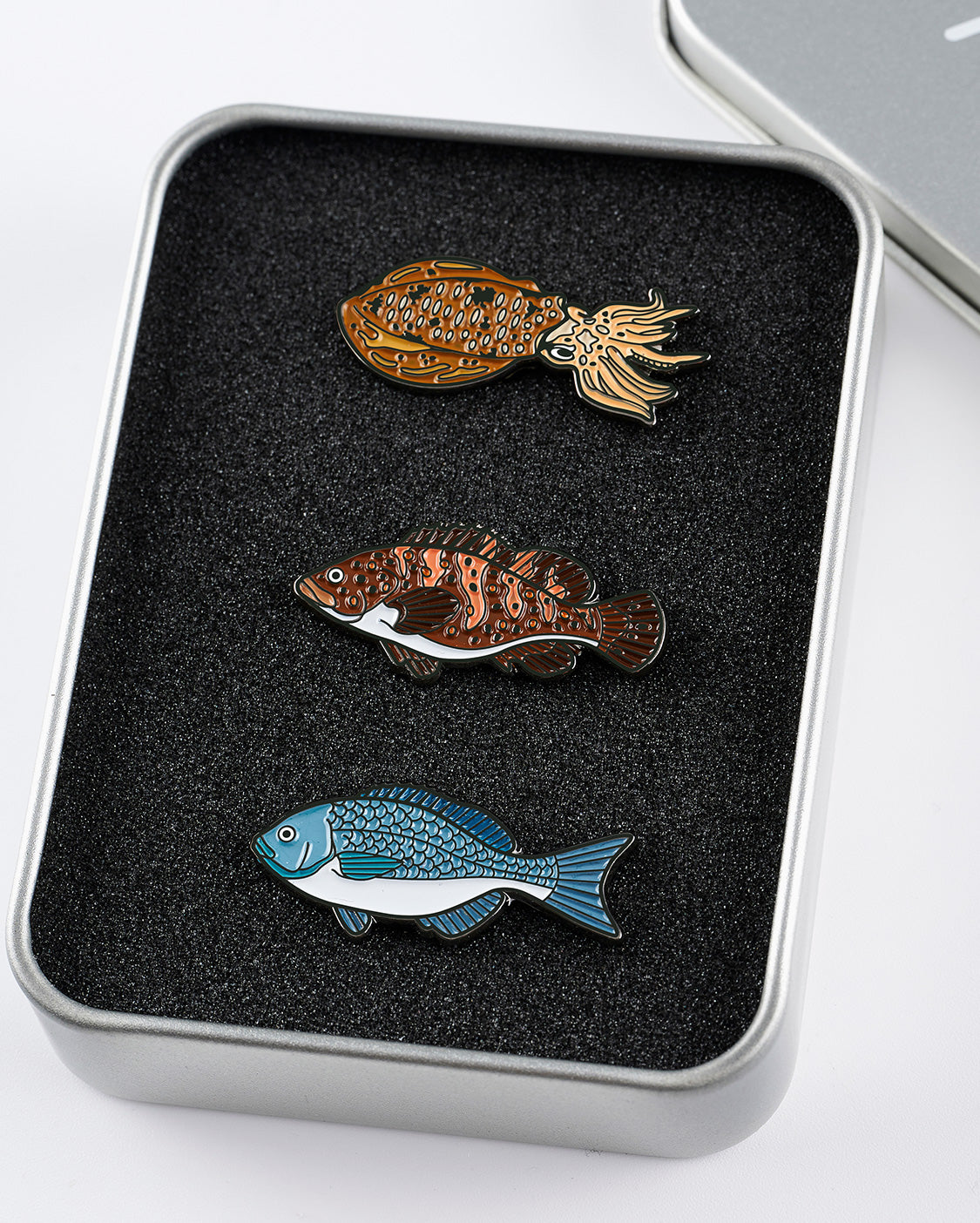 어바웃피싱 물고기 시리즈 바다 배지 3종 세트 (무늬오징어, 붉바리, 긴꼬리벵에돔)